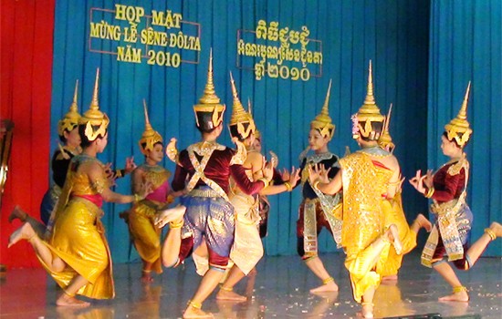 Cвоеобразные традиционные танцы народности Кхмер - ảnh 3